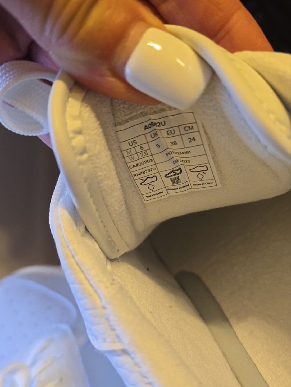 ALO Yoga Woman 7.5 White Sneakers with Gum Sole - Picture 6 of 8